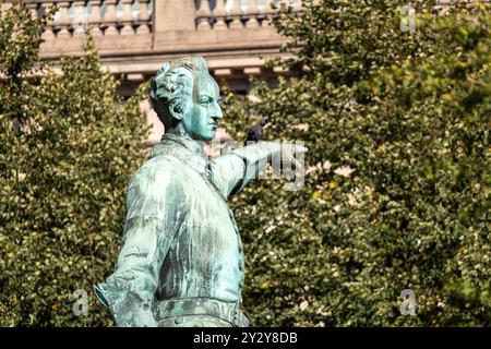 Statue von Karl XII., manchmal Carl XII. (Schwedisch Karl XII.) oder Carolus Rex. Er zeigt nach Osten auf den historischen Feind Schwedens. Stockfoto