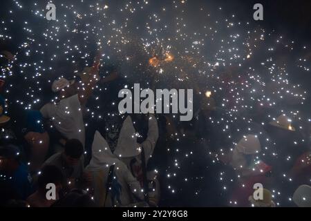 Korrefoc bei den San Juan Festlichkeiten in Jávea, Spanien, 24. Juni 2024. Leute, die unter dem Feuer eines Korrefoc in Spanien springen. Stockfoto