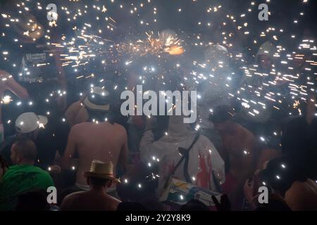 Korrefoc bei den San Juan Festlichkeiten in Jávea, Spanien, 24. Juni 2024. Leute in einem Korrefoc in einer Stadt in Spanien. Stockfoto