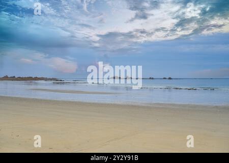 Prime Tregastel im Norden der Bretagne, großer sonniger Strand, in der Finistere Stockfoto