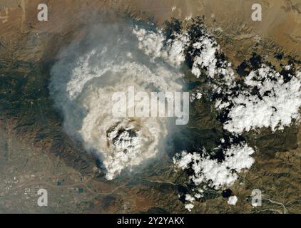 San Bernardino, Usa. September 2024. Geschwollene, weiße konvektive Wolken, bekannt als Feuerwolken, tauchen in den Hügeln um Los Angeles, Riverside, San Bernardino und San Diego auf, angeheizt durch die Oberflächenwärme der Intense Line Fires, die Landsat 8, 9. September 2024, gefangen hat. Die intensiven Waldbrände in der Region erzeugten ein Mikroklima aus Wolken und starken Aufwindungen, während der Rauch in die Atmosphäre aufsteigt. Quelle: Landsat 8/NASA Photo/Alamy Live News Stockfoto