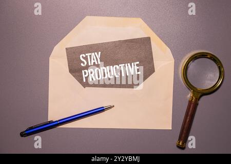 Text FÜR BEVORSTEHENDE VERANSTALTUNGEN auf einem Notizblock und Laptop, Bürowerkzeuge. Business- und Finanzkonzept. Fernschulung. Kaffeepause, Ideen, Notizen, Ziele oder Schreiben Stockfoto