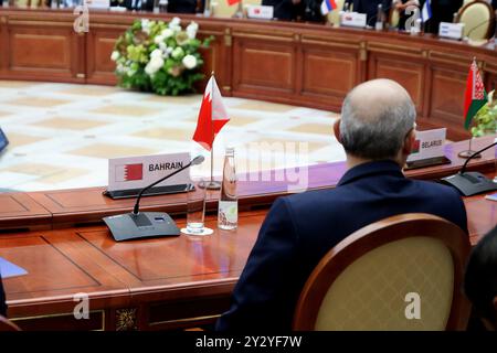 Sankt Petersburg, Russland. September 2024. Die Inschrift Bahrain, die während des Treffens des Dialogs der hochrangigen Vertreter der BRICS-staaten, die für Sicherheitsfragen mit den Ländern des globalen Südens in St. Petersburg zuständig sind, in der Boris Jelzin-Bibliothek zu sehen war. (Credit Image: © Maksim Konstantinov/SOPA Images via ZUMA Press Wire) NUR REDAKTIONELLE VERWENDUNG! Nicht für kommerzielle ZWECKE! Stockfoto