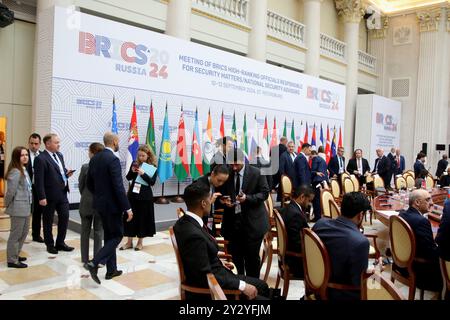 Sankt Petersburg, Russland. September 2024. Besucher, die während des Gesprächs hoher Vertreter der BRICS-staaten mit den Ländern des Globalen Südens in St. Petersburg in der Bibliothek Boris Jelzin zu sehen waren. (Credit Image: © Maksim Konstantinov/SOPA Images via ZUMA Press Wire) NUR REDAKTIONELLE VERWENDUNG! Nicht für kommerzielle ZWECKE! Stockfoto