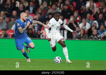 London, Großbritannien. September 2024. Eberechi Eze aus England (21) und Adam Stahl aus Finnland (13) in Aktion. England gegen Finnland, UEFA Nations League Gruppe F Spiel im Wembley Stadium in London am Dienstag, den 10. September 2024. Nur redaktionelle Verwendung. bild von Andrew Orchard/Andrew Orchard Sportfotografie/Alamy Live News Credit: Andrew Orchard Sportfotografie/Alamy Live News Stockfoto