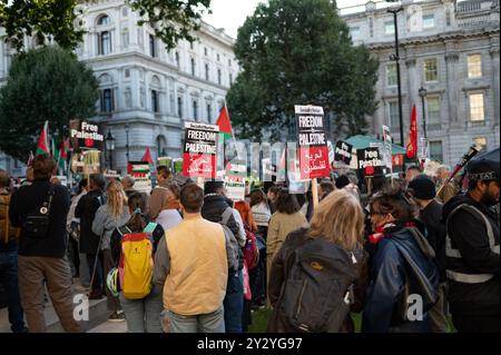 London, Großbritannien. September 2024. Demonstranten, die während der Demonstration Plakate hielten. Nach dem Bombenanschlag auf die „Sicherheitszone“ von al-Mawasi in Gaza durch Israel versammelten sich propalästinensische Demonstranten vor der Downing Street 10, um die britische Regierung aufzufordern, ein vollständiges Waffenembargo gegen Israel zu verhängen. (Foto: David Tramontan/SOPA Images/SIPA USA) Credit: SIPA USA/Alamy Live News Stockfoto