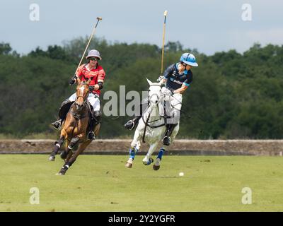 Polospieler jagen den Ball Stockfoto