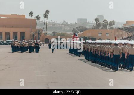 U.S. Marines mit Kilo Company, 3. Rekrut Training Battalion, marschiert in Formation während einer Abschlussfeier im Marine Corps Recruit Depot San Diego, Kalifornien, 6. September 2024. Diese Zeremonie markierte das Ende einer 13-wöchigen Transformation, die Training in Drill, Scharfsinn, grundlegende Kampfkünste und Marinekorps Bräuche und Traditionen beinhaltete. (Foto des U.S. Marine Corps von CPL. Alexander O. Devereux) Stockfoto