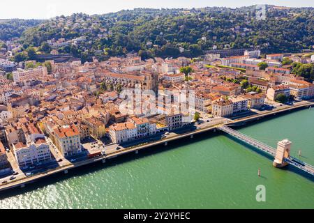 Gesamtansicht der Stadt Vienne an der Rhone im Sommer, Frankreich Stockfoto