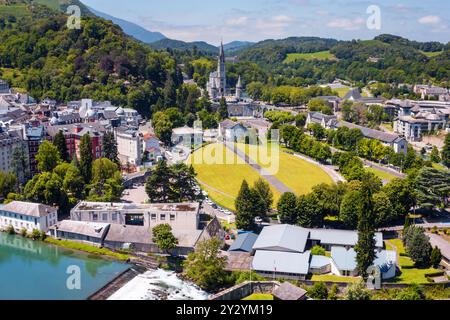 Blick auf die Stadt Lourdes - das Heiligtum unserer Lieben Frau von Lourdes, das Departement Hautes-Pyrenäen in der Region Occitanie im Südwesten Frankreichs Stockfoto