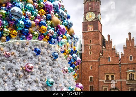 Weihnachtskugeln mit reflektierten Altstadtgebäuden auf dem Hintergrund des Alten Rathauses von Breslauer (Stary Ratusz, Breslauer Rathaus), Polen Stockfoto