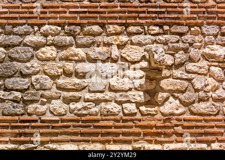 Alte verwitterte Steinmauer, horizontaler Grunge-Hintergrund, in der Altstadt von Split, der Adriaküste Kroatiens Stockfoto
