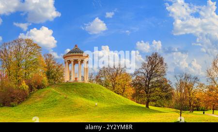 Herbstlandschaft - Blick auf einen Monopteros ist eine kreisförmige Kolonnade auf dem Hügel im Englischen Garten in München, Bayern, Deutschland Stockfoto