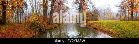 Herbstlandschaft, Banner - Blick auf einen morgendlichen Herbstpark und Bach, im Englischen Garten ist ein öffentlicher Park in München, Bayern, Deutschland Stockfoto