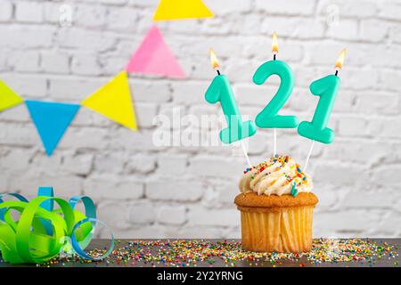 Grüne Geburtstagskerze - Kerze Nummer 121 Stockfoto