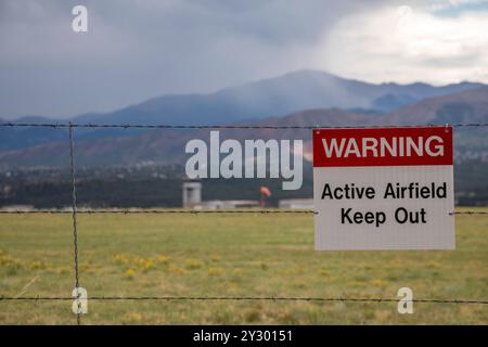 Colorado Springs, Colorado – Ein Schild warnt die Menschen davor, den Flugplatz der U.S. Air Force Academy zu betreten. Stockfoto