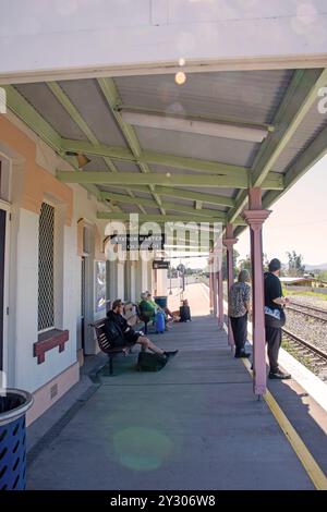 Der Bahnhof in der australischen Kleinstadt, der zum Weltkulturerbe erklärt wurde, wurde 1877 in Quirindi New South Wales gebaut, wo Passagiere auf den täglichen Zug nach S warteten Stockfoto