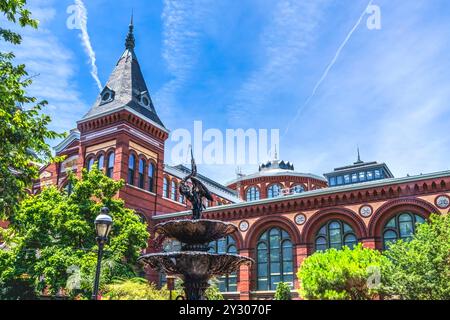 Arts and Industries Building Garden Fountain Smithsonian Museum Institution Washington DC. Zweitälteste der Smithsonian Museen auf der National Ma Stockfoto