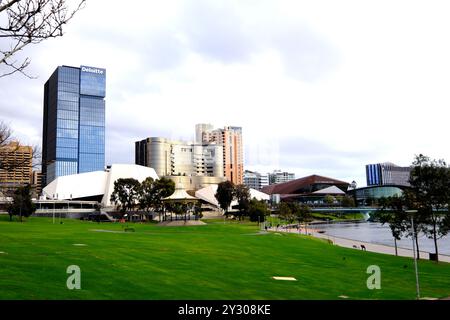 Elder Park in Adelaide Australien mit dem Festival Theatre und dem Adelaide Convention Centre und der Stadt im Hintergrund Stockfoto