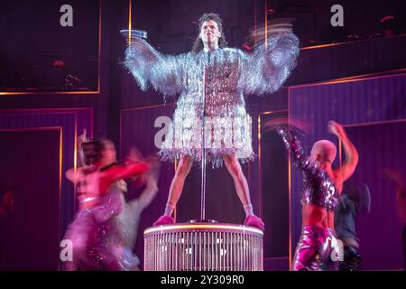 London, Großbritannien. September 2024. Jo Foster als Oliver singt den Song Disco Ball aus „WHY AM I SO SINGLE?“ Das neue Musical im Garrick Theatre. Von den Autoren des weltweiten Hits SIX kommt ein brandneues, alles singendes, tanzendes musikalisches Extravaganz, das zwei besten Freunde auf ihrer Suche nach Liebe verfolgt. „WARUM BIN ICH SO SINGLE?“ Verspricht, das beste neue Musical des West End zu sein und das chaotische, magische Leben der unübertroffenen und ungebundenen Stadt zu enthüllen. Guy Corbishley/Alamy Live News Stockfoto