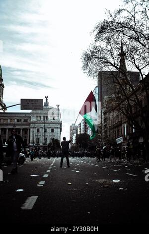 Buenos Aires, Buenos Aires, Argentinien. September 2024. Gruppen von Rentnern, linken Organisationen und sozialen Bewegungen marschierten vor dem Nationalkongress, um sich gegen das Veto von Präsident Javier Milei gegen das Rentenmobil-Gesetz auszusprechen. An diesem Mittwoch fand im Kongress eine Sondersitzung in den Abgeordneten statt, bei der die Opposition versuchte, die Entscheidung der Exekutive, gegen die Vorschriften, die darauf abzielten, das Vermögen der Rentner wiederherzustellen, rückgängig zu machen. Fast 10.000 Menschen mobilisierten sich heute und wurden von Sicherheitskräften unterdrückt. Derzeit werden 3 Häftlinge und 12 Verletzte gemeldet. (Kredit Ima Stockfoto