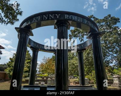 Atlanta, GA, USA. September 2024. Kenny Rogers Grabstätte auf dem Oakland Cemetery von Atlanta ehrt den legendären Sänger, der für seine Crossover-Hits und seine Country Music Hall of Fame Induktion bekannt ist und weltweit über 100 Millionen Platten verkauft hat. (Kreditbild: © Walter G. Arce Sr./ASP via ZUMA Press Wire) NUR REDAKTIONELLE VERWENDUNG! Nicht für kommerzielle ZWECKE! Stockfoto