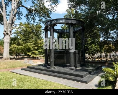 Atlanta, GA, USA. September 2024. Kenny Rogers Grabstätte auf dem Oakland Cemetery von Atlanta ehrt den legendären Sänger, der für seine Crossover-Hits und seine Country Music Hall of Fame Induktion bekannt ist und weltweit über 100 Millionen Platten verkauft hat. (Kreditbild: © Walter G. Arce Sr./ASP via ZUMA Press Wire) NUR REDAKTIONELLE VERWENDUNG! Nicht für kommerzielle ZWECKE! Stockfoto