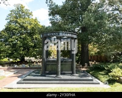 Atlanta, GA, USA. September 2024. Kenny Rogers Grabstätte auf dem Oakland Cemetery von Atlanta ehrt den legendären Sänger, der für seine Crossover-Hits und seine Country Music Hall of Fame Induktion bekannt ist und weltweit über 100 Millionen Platten verkauft hat. (Kreditbild: © Walter G. Arce Sr./ASP via ZUMA Press Wire) NUR REDAKTIONELLE VERWENDUNG! Nicht für kommerzielle ZWECKE! Stockfoto