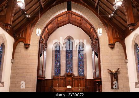 MPLS, MN - 18. Mai 2024: Innenraum der historischen presbyterianischen Westminster-Kapelle, erbaut 1937 im englischen gotischen Stil. Stockfoto