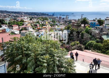 Stadtlandschaft der Bucht von Valparaíso an einem sonnigen und bewölkten Morgen, Provinz Valparaíso, Region Valparaíso, Chile. Stockfoto