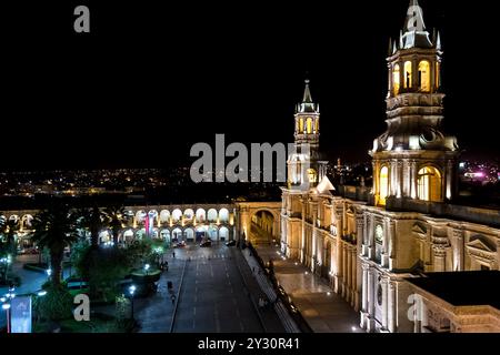 Nächtlicher Blick auf die Basilika Kathedrale von Arequipa, die sich auf der Plaza de Armas (Hauptplatz) von Arequipa in der Provinz Arequipa befindet. Stockfoto