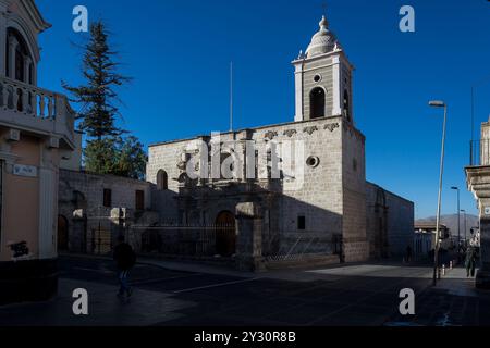 Fassade der Kirche San Agustín in Arequipa, Peru, ein herausragendes Beispiel des Andenbarock, erbaut 1575 Stockfoto