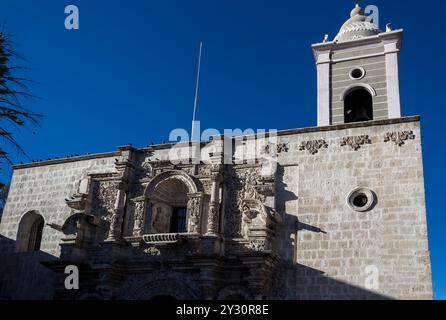 Detail der Fassade der Kirche San Agustín in Arequipa, Peru, ein herausragendes Beispiel des Andenbarock, erbaut 1575 Stockfoto