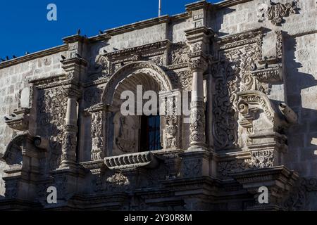 Detail der Fassade der Kirche San Agustín in Arequipa, Peru, ein herausragendes Beispiel des Andenbarock, erbaut 1575 Stockfoto