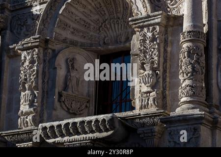 Detail der Fassade der Kirche San Agustín in Arequipa, Peru, ein herausragendes Beispiel des Andenbarock, erbaut 1575 Stockfoto