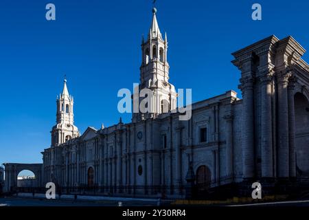 Blick auf die Basilika Kathedrale von Arequipa, auf der Plaza de Armas (Hauptplatz) der Stadt Arequipa, in der Provinz Arequipa, Peru. Stockfoto