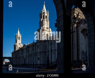 Blick auf die Basilika Kathedrale von Arequipa, auf der Plaza de Armas (Hauptplatz) der Stadt Arequipa, in der Provinz Arequipa, Peru. Stockfoto