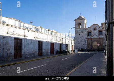 Blick auf die Basilika und das Kloster von San Francisco, eine historische Kirche und Kulturerbe im Zentrum von Arequipa, von der Calle San Francisco Stockfoto