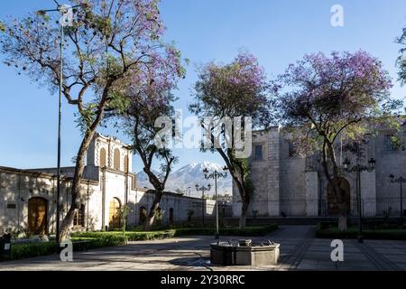 Blick auf die Plaza San Francisco (San Francisco Square), im historischen Stadtzentrum von Arequipa, Peru, neben der Basilika von San Francisco Stockfoto