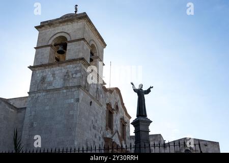 Blick auf die Basilika und das Kloster von San Francisco, eine historische Kirche im Zentrum von Arequipa, Peru, bekannt für ihren Andenbarock Stockfoto