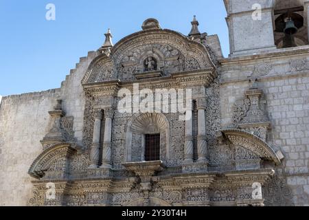 Blick auf die Fassade von „La Iglesia de la Compañía“, einem Tempel, der von den Jesuiten in Arequipa erbaut wurde und ein herausragendes Beispiel für die barocke Architektur der Anden ist Stockfoto