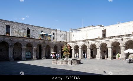 Detail des Kreuzgangs der „La Iglesia de la Compañía“, eines Tempels, der von den Jesuiten in Arequipa erbaut wurde, und ein Beispiel für barocke Andenarchitektur. Stockfoto