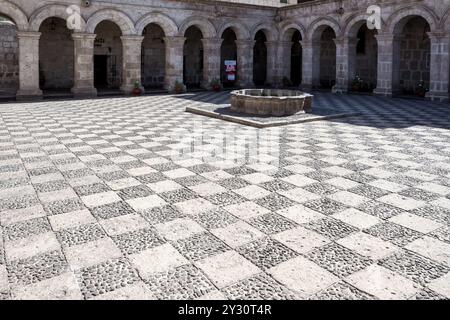 Detail des Kreuzgangs der „La Iglesia de la Compañía“, eines Tempels, der von den Jesuiten in Arequipa erbaut wurde, und ein Beispiel für barocke Andenarchitektur. Stockfoto