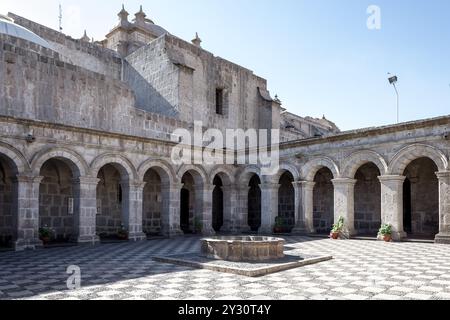 Detail des Kreuzgangs der „La Iglesia de la Compañía“, eines Tempels, der von den Jesuiten in Arequipa erbaut wurde, und ein Beispiel für barocke Andenarchitektur. Stockfoto