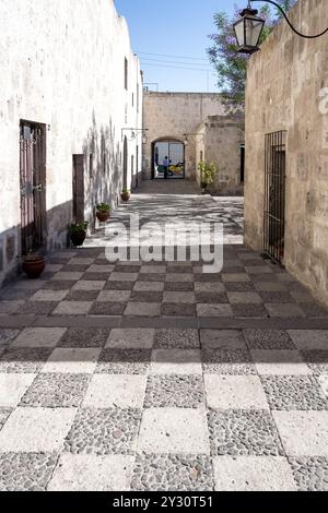 Detail des Kreuzgangs der „La Iglesia de la Compañía“, eines Tempels, der von den Jesuiten in Arequipa erbaut wurde, und ein Beispiel für barocke Andenarchitektur. Stockfoto