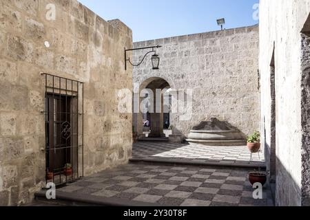 Detail des Kreuzgangs der „La Iglesia de la Compañía“, eines Tempels, der von den Jesuiten in Arequipa erbaut wurde, und ein Beispiel für barocke Andenarchitektur. Stockfoto