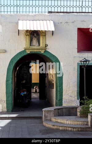 Detail des Kreuzgangs der „La Iglesia de la Compañía“, eines Tempels, der von den Jesuiten in Arequipa erbaut wurde, und ein Beispiel für barocke Andenarchitektur. Stockfoto