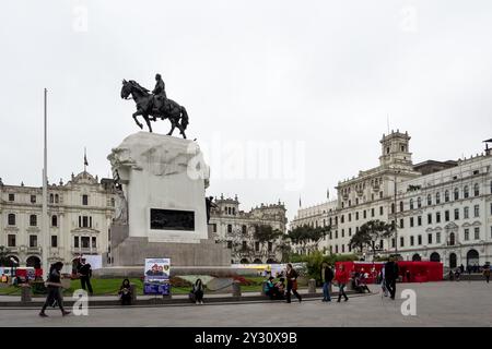 Blick auf das Denkmal für José de San Martín, einen argentinischen Führer, der Perus Unabhängigkeit förderte, im historischen Zentrum von Lima. Stockfoto