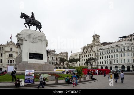 Blick auf das Denkmal für José de San Martín, einen argentinischen Führer, der Perus Unabhängigkeit förderte, im historischen Zentrum von Lima. Stockfoto