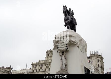 Blick auf das Denkmal für José de San Martín, einen argentinischen Führer, der Perus Unabhängigkeit förderte, im historischen Zentrum von Lima. Stockfoto